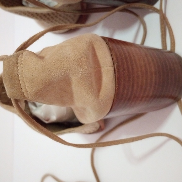 Vince Camuto soft leather Ankle Straps Heels. Tan. Triangle cut out design. Sz 7 - Picture 5 of 11